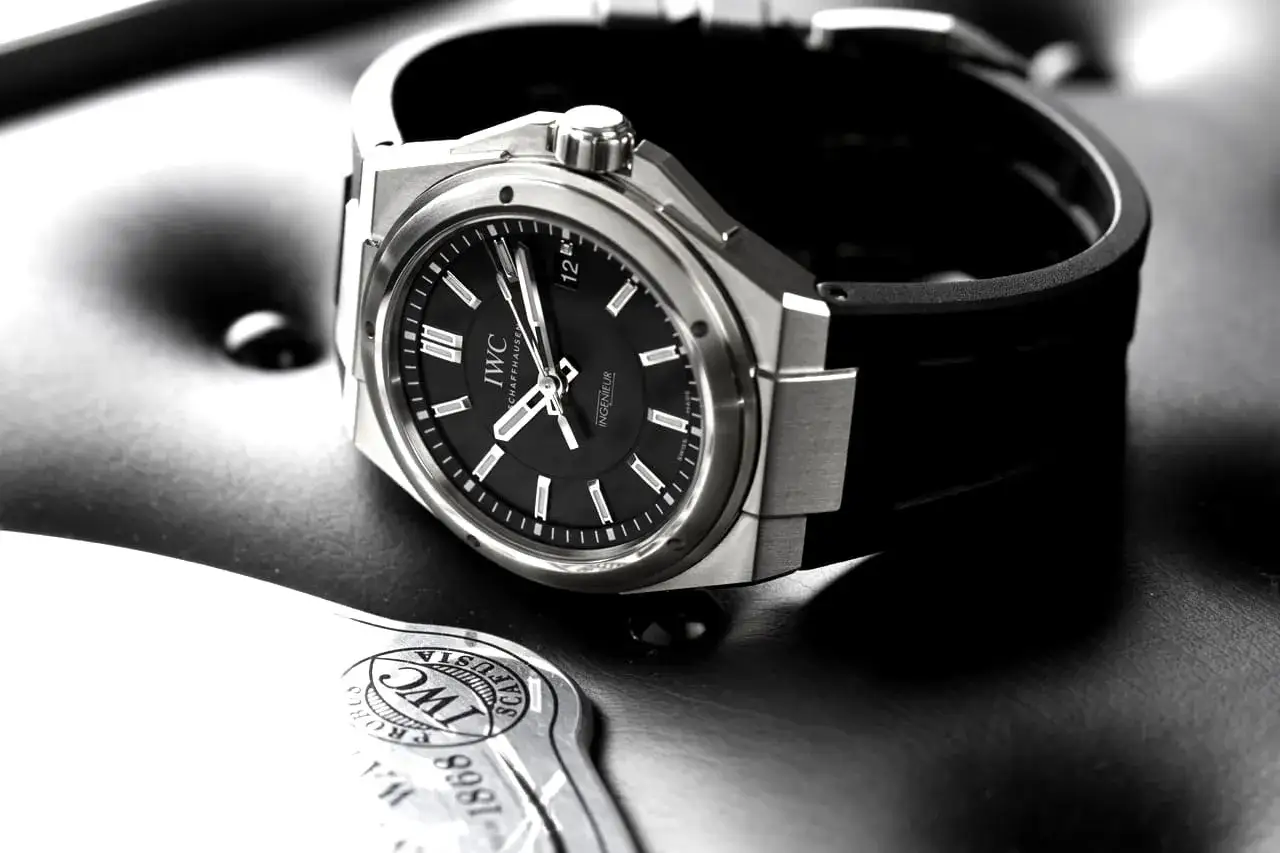 En IWC Ingenieur-klocka med svart urtavla och gummiarmband, en symbol för exklusiva herrklockor.