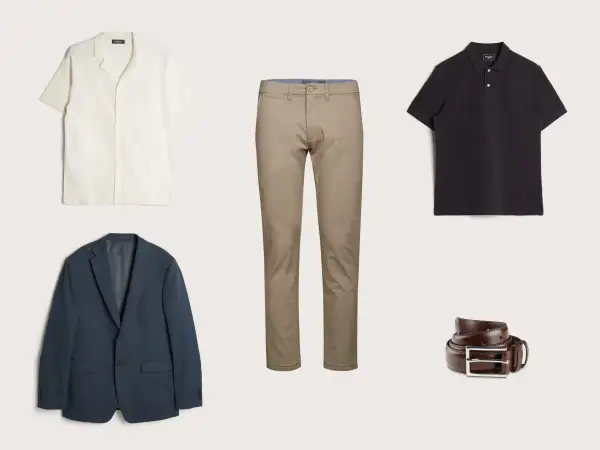 En mörkblå kavaj, beige chinos, en vit och en svart pikétröja samt ett brunt läderbälte. En komplett outfit för en stilfull pike under kavaj.