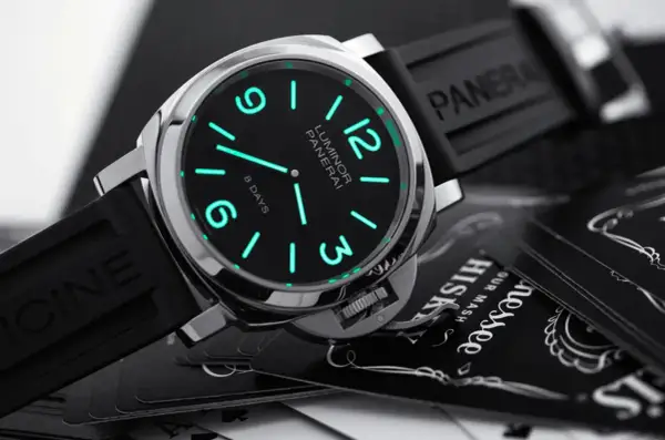 En Panerai Luminor 8 Days, ett exempel på eleganta italienska klockor, med självlysande visare och siffror på en svart urtavla.