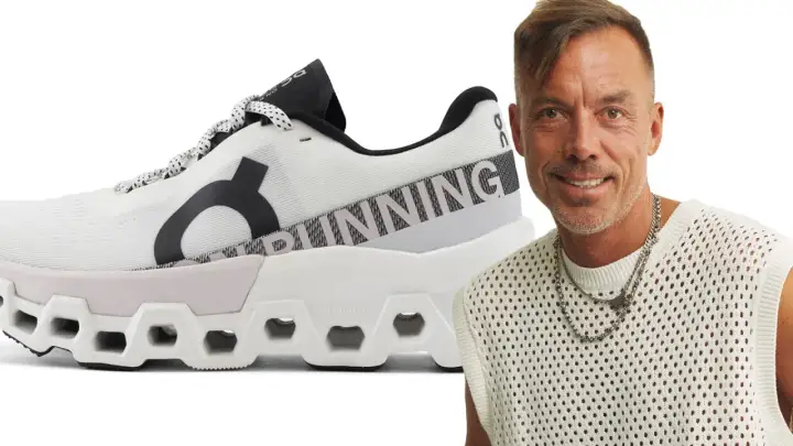 Man med smycken bredvid en vit löparsko. Perfekt för att laga skor och springa.